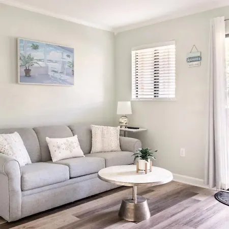Dreamy Hhi Retreat With Pool, Gym Apartment